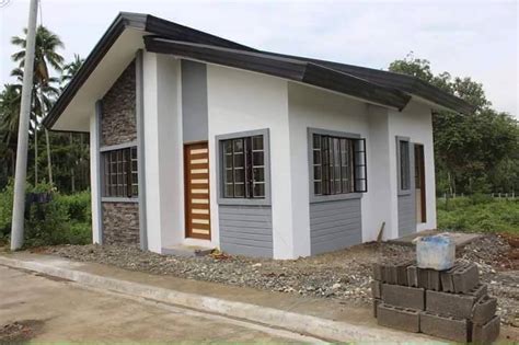 Desain rumah minimalis ini bisa dikatakan sebagai solusi tepat bagi mereka yang punya lahan sempit tapi budget cukup banyak buat membangun rumah 2 lantai. THOUGHTSKOTO