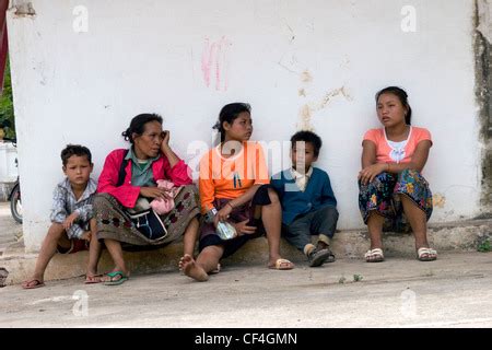 Les Enfants Vivant Dans La Pauvret Des Hmong Village Pr S De Luang Prabang Laos Asie Du