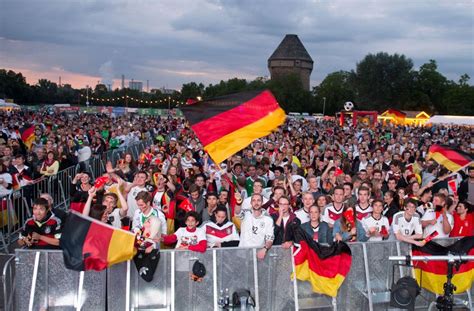 Zum einen wird die wm 2022 unwiderruflich in katar stattfinden. Fußball-WM 2018: Wann Chefs und Vermieter die rote Karte ...