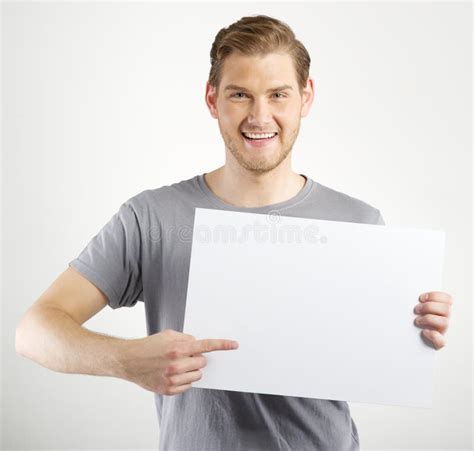Человек держа знак стоковое изображение изображение насчитывающей уговариваний 40792997