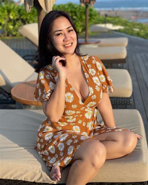 Gemasnya Tante Ernie Pakai Dress Belahan Dada Rendah Netizen Seksi