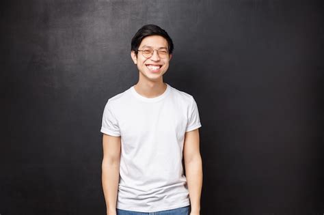 Retrato De Chico Asiático Alegre Con Una Sonrisa Blanca Radiante En