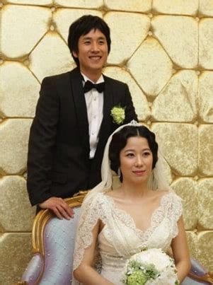 Buktinya, ia pernah berperan sebagai polisi hingga raja. Lee Sun-Kyun; Wife, Parasite, Instagram, Family, Movies ...
