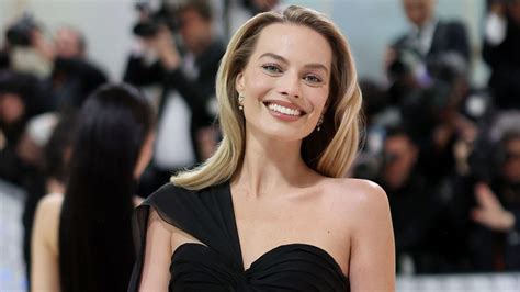 Agency News Margot Robbie Appears At The 2023 Met Gala Wearing A Black Corset Dress Latestly