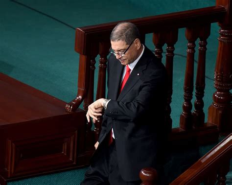 tunisia prime minister habib essid prepares to step down after he loses no confidence vote the
