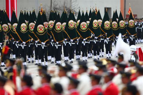 Policía Nacional Del Perú En La Gran Parada Y Desfile Militar En El