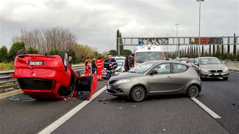 Cosa Fare In Caso Di Incidente O Avaria In Autostrada Le Regole Basilari