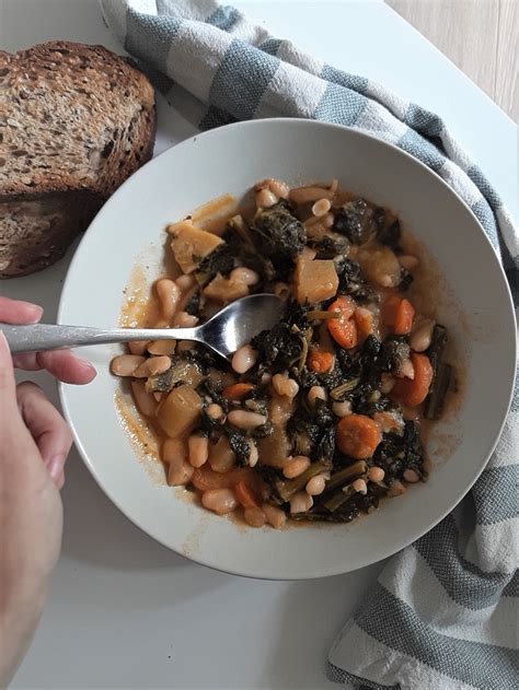4 fette di pane casalingo 320 gr di fagioli cannellini lessati 1 mazzetto di cavolo nero, pulito e lessato 200 g. Zuppa di cavolo nero e cannellini - La Cucina dello Stivale