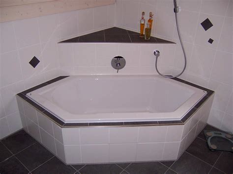 Unser team hat unterschiedliche hersteller & marken verglichen und wir präsentieren mosaikfliesen ihnen hier alle ergebnisse. » Eckbadewanne in schwarz-weißFliesen Mammel