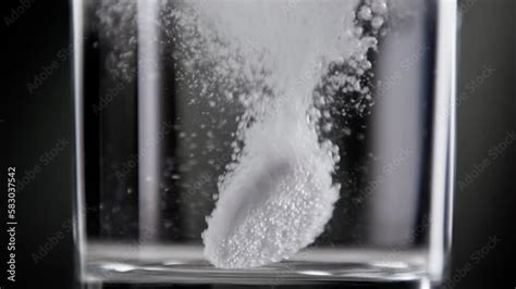 Vidéo Stock Effervescent Tablet Falling Into Fresh Water In Glass Cup Close Up Make Healthy