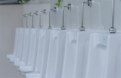 urinóis brancos em banheiro público masculino urinóis de cerâmica em uma fileira em banheiro