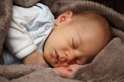 Votre bébé ne dort pas toute la nuit et c'est normal - Les Douces Mines