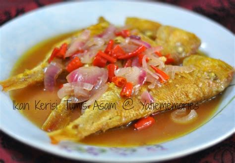 Masukkan bahan kisar, asam gelugur, 2 cawan air dan garam ke dalam periuk dan masak sehingga mendidih. Sinar Kehidupanku**~::..: Ikan Kerisi Tumis Asam