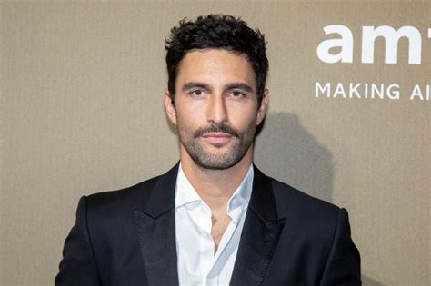 Is Noah Mills Married To Someone His Net Worth Age Wiki