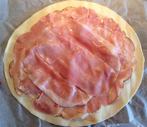 Preriscaldare il forno a 180 º. Girasole di sfoglia con asparagi, prosciutto e stracchino