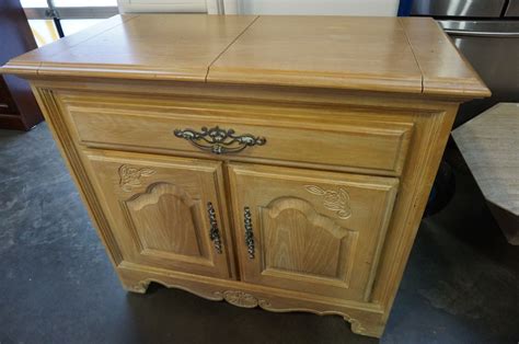 One of a kind find. STANLEY FURNITURE 1 PIECE CHINA CABINET - Big Valley Auction