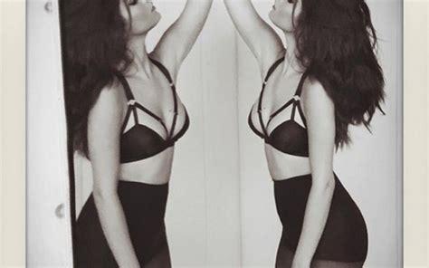 Selena Gomez Posa Diante Do Espelho Com Hot Pants E Sutiã Quem Popquem