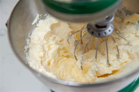 moist vanilla cake easy buttercream video tutorial sugar geek show