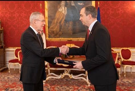 Ambasadori Pllana Ia Dorëzoi Letrat Kredenciale Presidentit Të Austrisë