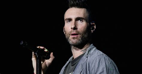 Adam levine (born march 18, 1979) is the singer and frontman for the band maroon 5. Adam Levine se disculpa en este video por su actitud en el ...