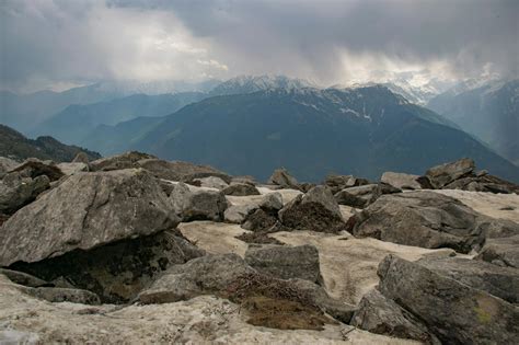 Graue Felsen Vor Dem Berg · Kostenloses Stock Foto