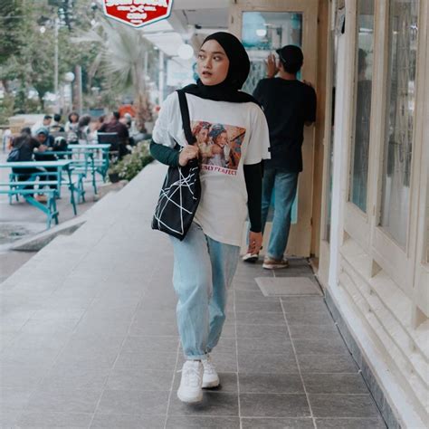 Последние твиты от kemeja oversize (@oohbyun94). 10 Inspirasi OOTD Hijab dengan Kaos Lengan Pendek ala ...