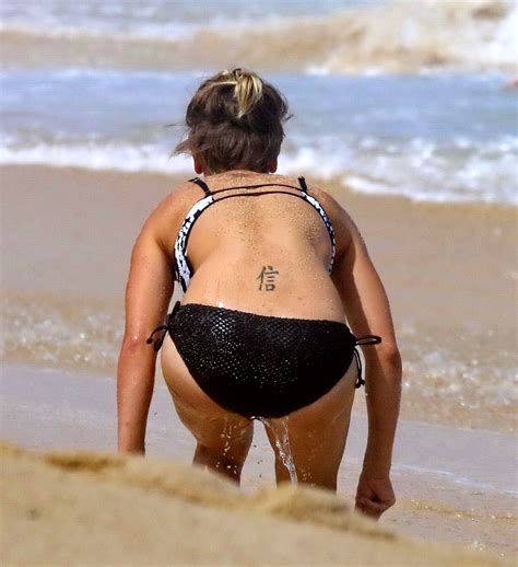 Kaley Cuoco Shows Off Her Ass Wearing A Monochrome Bikini On A Beach In Mexico Porn Pictures