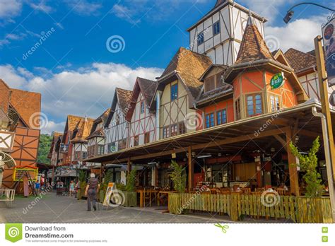 Blumenau é uma localidade encontra no estado santa catarina, no brasil. BLUMENAU, BRASILIEN - 10. MAI 2016: Nettes Lokales ...