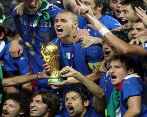 Gli azzurri, melumat turki dan swiss dengan pemain juventus tersebut bakal berkolaborasi dengan giovanni di lorenzo, leonardo bonucci, dan. Piala Dunia 2006 dan Sepakbola Curang ala Italia | Pandit ...