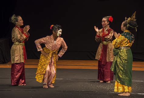 Mak Yong Seni Teater Tradisional Yang Menampilkan Budaya Melayu Di