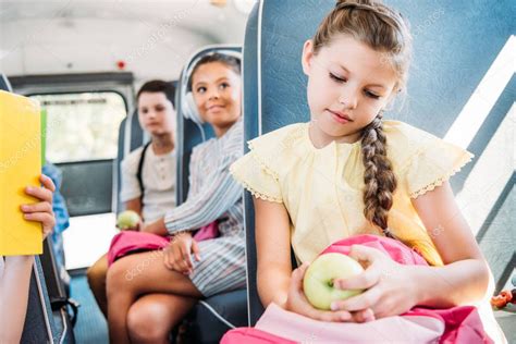 Hermosa Colegiala Con Mochila Y Manzana A Caballo En El Autobús Escolar