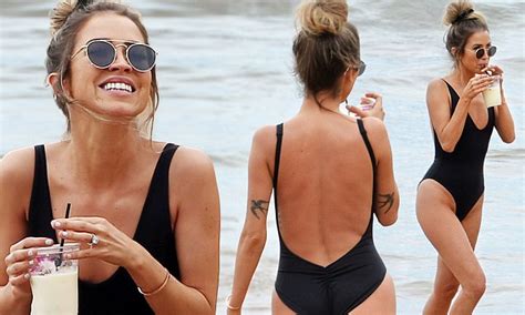 Kaitlyn Bristowe Models Sexy Swimsuit In Hawaii Daily Mail Online