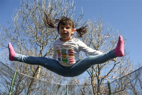 무료 이미지 자연 집 밖의 사람들 하늘 소녀 꽃 귀엽다 여름 점프하는 봄 청소년 공원 어린이 연주하다