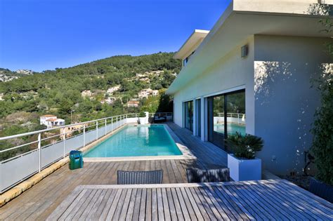 Nous vous présentons notre nouveau projet bmg en cours (3d rendu réaliste) : Villa californienne avec piscine aux vues impressionnantes ...
