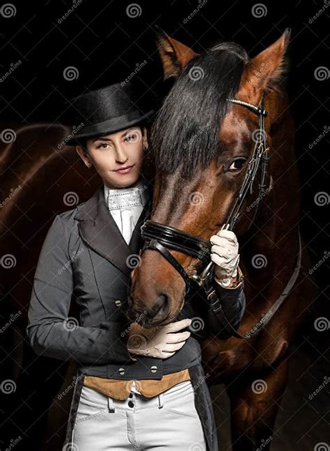 Reiterin In Der Uniform Mit Einem Braunen Pferd Im Stall Stockfoto Bild Von Landschaft