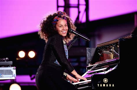 Watch Alicia Keys And Jay Z Perform Empire State Of Mind In Times Square Billboard