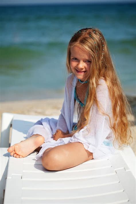 Mała Dziewczynka Na Plaży Zdjęcie Stock Obraz Złożonej Z Uśmiech 40206436
