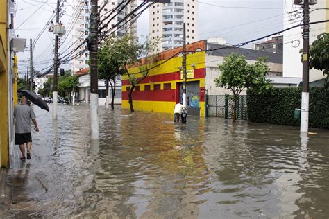 Chuvas fortes causam pontos de alagamento em São Paulo 25 10 2020