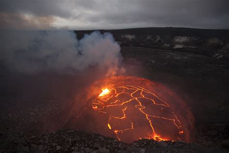 Video Kilauea Volcanos Halemaumau Crater Lava Lake Rising To Highest Ever Levels Hawaii Magazine