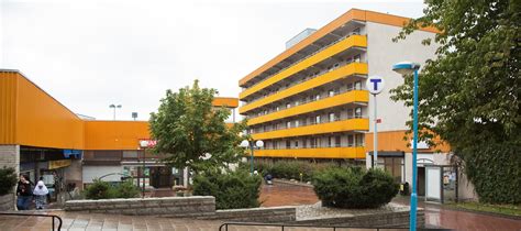 Jun 24, 2021 · för ett och ett halvt år sedan besökte mitt i hjulsta grundskola och deras populära läxhjälp, där högstadieelever två kvällar i veckan får hjälp med plugget av högskolestudenter. Hjulsta - Stockholmskällan