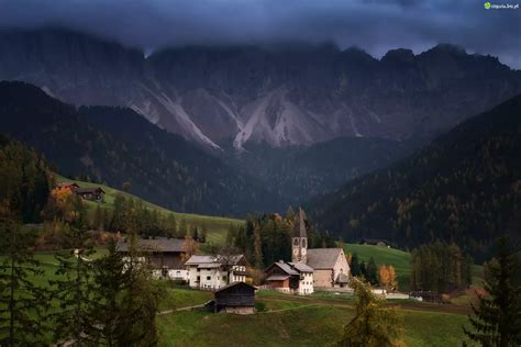 Zdjęcie Góry Dolomity Las Drzewa Domy Kościół Chmury Wieś Santa