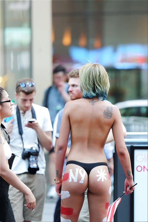 Topless Bodypainted On Times Square Bilder Xhamster Com