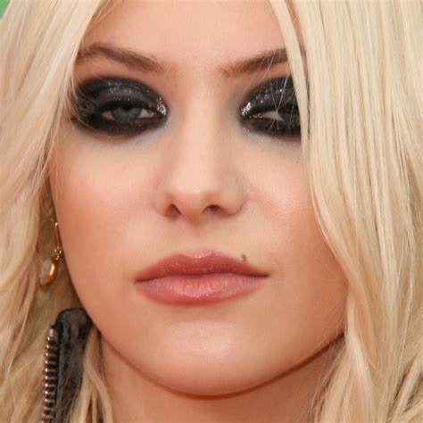 Taylor Momsen Makeup Black Eyeshadow Silver Eyeshadow Eyeshadow