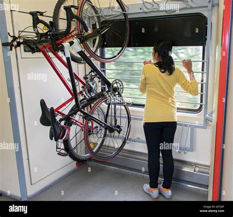 Fahrrad auf dem Gestell im Zug hängen Fahrräder im Wagen für den