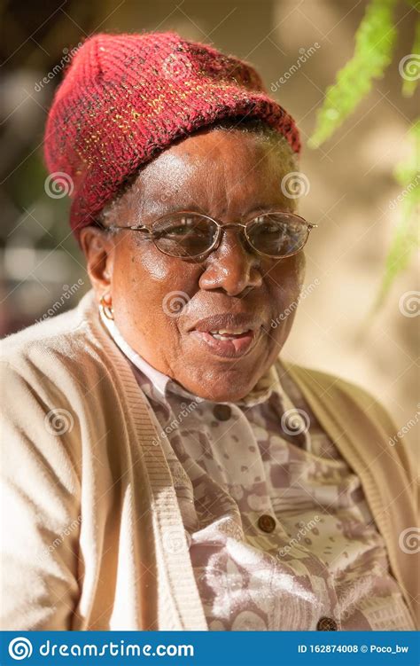 Velha Mulher Africana Foto De Stock Imagem De Recuado 162874008