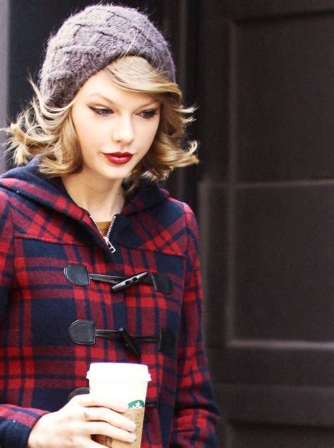 Gorgeous Picture Of My Favorite Girl Taylor Love The Beanie And Flannel Taylor Swift Style