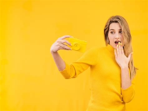 mujer tomando una selfie foto gratis