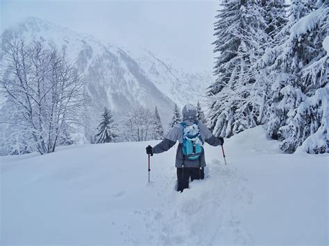 Cooperare A Sottolineare Drammatico Snowy Mountain Hike Inoltrare