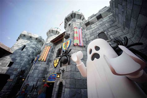Explore legoland malaysia resort with peter davis and his family in traveloka travel guide 2019! LEGOLAND® Malaysia Resort Brick-Or-Treat Halloween ...