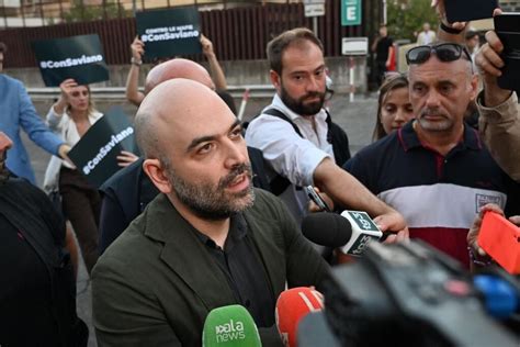 El Escritor Italiano Roberto Saviano Condenado A Pagar Euros Por